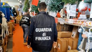Olte 6.500 prodotti non sicuri: maxi sequestro della Guardia di finanza a Belluno e Feltre