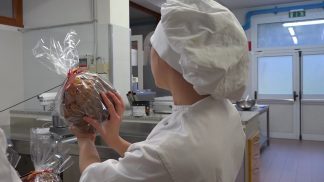 Futuri pasticceri dell’Alberghiero Dolomieu si cimentano con il panettone