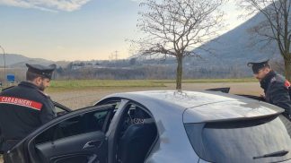 Scappano con l’auto rubata, arrestati tre giovani
