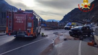 Auto contro camion sull’Alemagna: ferita un’ottantenne, traffico in tilt