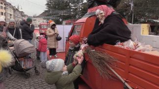 In Piazza dei Martiri a Belluno auto storiche e solidarietà con la “Befana del vigile”