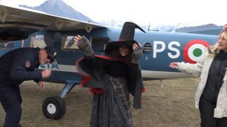 La Befana arriva in aereo grazie all’iniziativa della Questura di Belluno