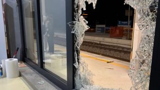 Sfondano le vetrine della stazione di Longarone: due minorenni accusate di tentata rapina e lesioni