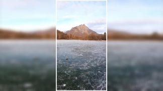 Lago di Vedana ghiacciato: c’è chi ne approfitta per pattinare. Ma il comune vieta l’accesso