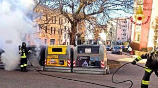 Belluno, a fuoco un cassonetto per la raccolta della carta in piazzale Marconi