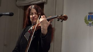 La violinista rock Scarlet Rivera ospite a Limana