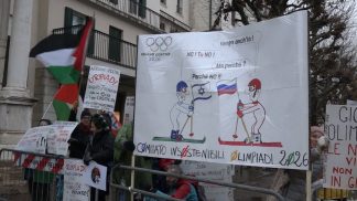 I manifestanti al passaggio della fiaccola a Feltre: “Olimpiadi preoccupanti”