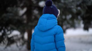 Giovane lasciato a piedi dal bus, la politica si mobilita