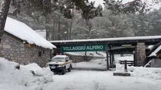 Una penna, cinque cerchi, centinaia di mani: dentro l’impegno alpino durante le Olimpiadi