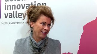 Il Tedoforo con Lorraine Berton presidente Confindustria Belluno Dolomiti