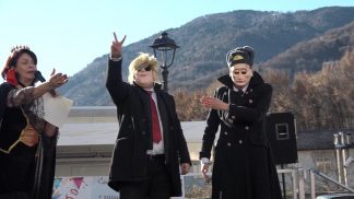 Parroco e sindaco di Pedavena si mascherano da Trump e Putin per inviare un messaggio di pace