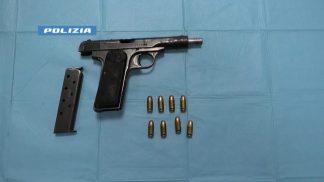 Pistola semiautomatica clandestina in casa: un 54 enne arrestato dalla Polizia
