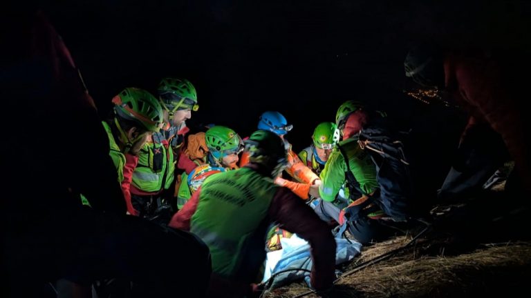Recupero di un parapendista ferito e auto nel dirupo: nottata impegnativa per i soccorsi