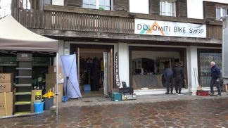 Ladri in azione al Dolomiti Bike Shop: sfondano la vetrina e rubano le bici