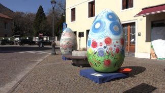 Pedavena si veste di Pasqua con le uova giganti di Martellago