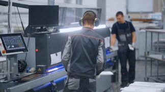 Mercato del lavoro, Belluno rallenta: mal l’occhialeria, crescono i servizi al turismo