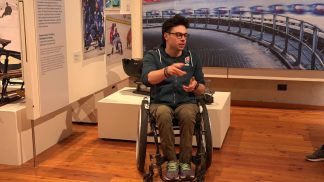 Visita alle slitte con gli studenti a Seravella per il campione di parabob Flavio Menardi