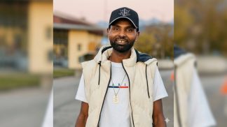 In bici contro il muro mentre rientra dal lavoro, morto 34enne sudanese