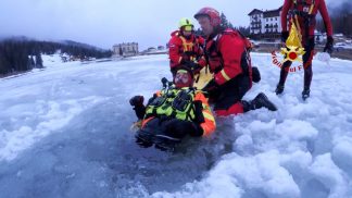 Salvare una persona caduta in acqua: a Misurina un’esercitazione congiunta