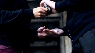 Spacciavano cocaina fuori da un bar di Feltre: due denunciati (ma uno finisce subito in carcere)
