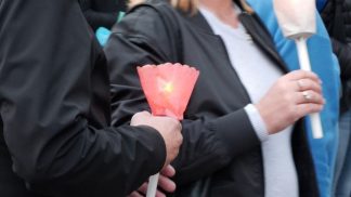 Silenzio e rispetto: come la comunità ha risposto con una fiaccolata alla morte del piccolo Lucas