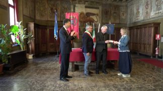 Applausi ed emozione: consegnato a don Giacomo Mazzorana il premio Santi Vittore e Corona