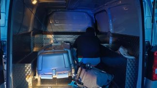 Ubriaco alla guida di un carro funebre: patete sospesa ad un giovane bellunese