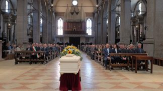 Cattedrale di Belluno gremita per l’ultimo saluto a Gianclaudio Bressa