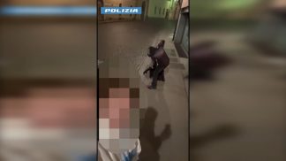 Pestaggio di gruppo in via Loreto, sei giovani se la prendono con un uomo a terra