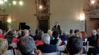 Un Ufficiale, dieci Cavalieri, una Medaglia d’oro, tre Premi Bontà: riconoscimenti in Prefettura