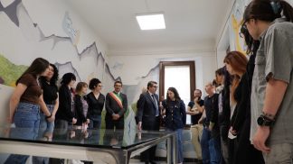 Il Vajont secondo gli allievi del Catullo: inaugurato il murale in questura