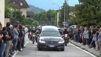Un lungo corteo di moto per l’ultimo saluto a Matteo De Nes