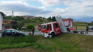 Incidente stradale a Borgo Valbelluna: si scontrano il camion dei Vigili del Fuoco e un’auto