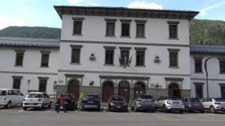 Ex studenti, docenti e cittadini: l’ultimo saluto al liceo linguistico di Auronzo di Cadore