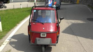 Motori, sorrisi e memoria: il colorato raduno delle Apecar in Alpago.