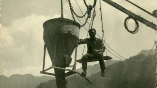 La storia dei “gregari” che costruirono la  funivia “La Freccia nel cielo”