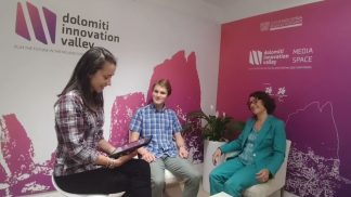 I giovani insegnano l’informatica agli anziani