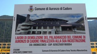 Procedono a ritmo spedito i lavori di demolizione dello stadio del ghiaccio di Auronzo di Cadore