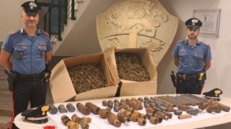 Ordigni bellici, armi e droga: un arresto e una denuncia nel Feltrino