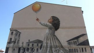“Muri parlanti” trasforma Rasai: i muri diventano quadri giganteschi, dedicati al mondo buzzatiano