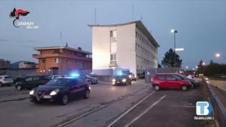 Custodia cautelare in carcere per il 18 enne violento: seminò il panico in un bar con una roncola