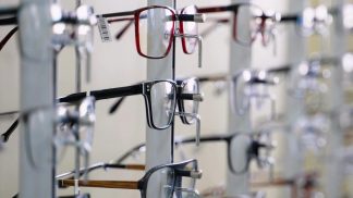 Occhialeria tra smart glasses, dazi e difficoltà: «Il territorio si unisca per dare risposte»
