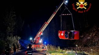 Porsche fuori strada sul Giau: ferito un 79enne