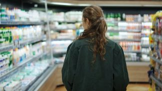 Cambia il panorama dei negozi di alimentari: cala il numero, aumentano gli addetti.