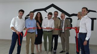 Taglio del nastro per la nuova sede di Dolobot