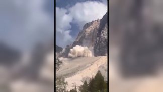 Cambiamento climatico, le Dolomiti si sgretolano: terzo crollo sul Pelmo