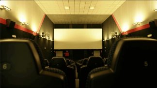 Calici e grande schermo: la decisione di Podere Aurin di mantenere un’ex sala cinematografica