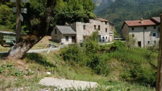 Vial, protestano i residenti: “Promesse disattese dal Comune, asfaltatura solo parziale”