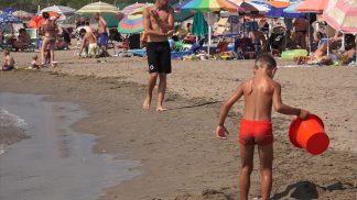 Una famiglia con bambini su tre non può permettersi le vacanze: il nodo dei nuclei monoreddito
