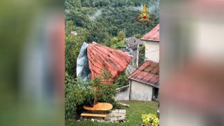 Forti raffiche di vento: scoperchiata la chiesa di Incino e blackout in paese